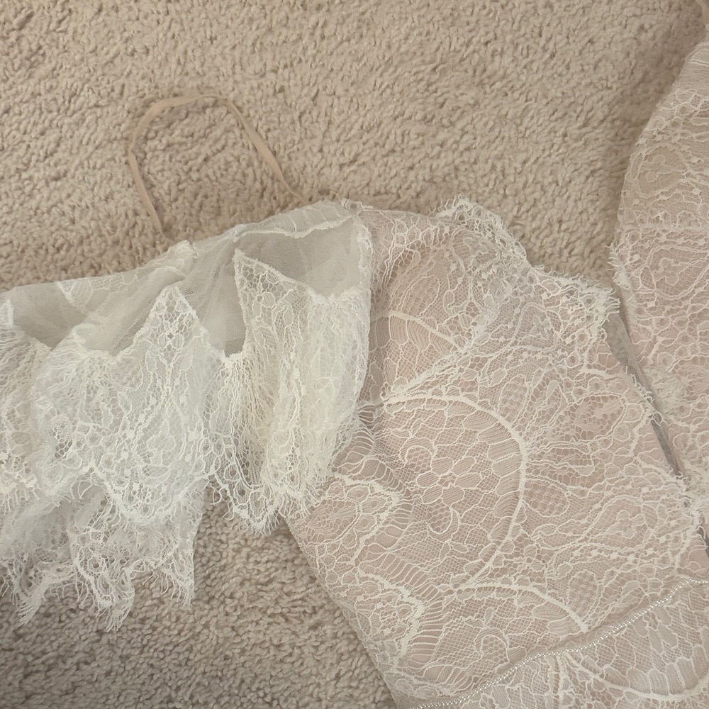 Elegant Lace Gown with Tulle Skirt - Picture 3 of 6